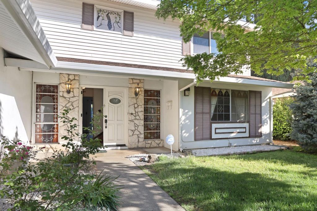 8961 La Riviera Dr, Sacramento, CA 95826