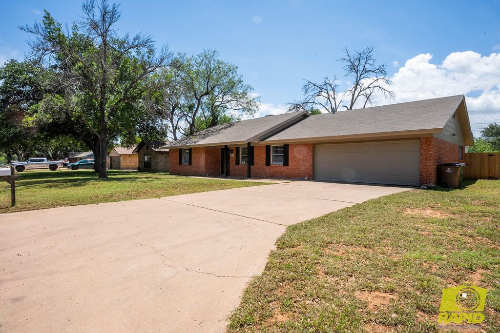 Image 4 of property listing at 2813 Oak Forest Drive, San Angelo, TX 76904
