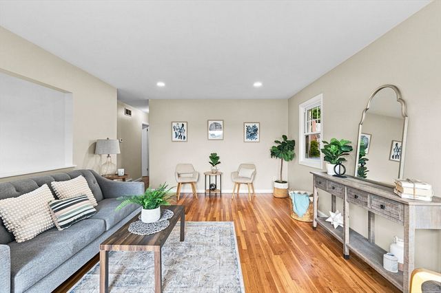 60 Sable Ave, Dartmouth, MA 02747