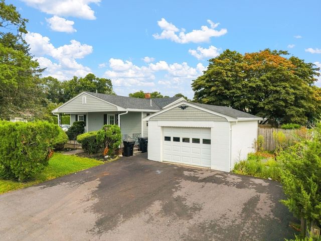 60 Sable Ave, Dartmouth, MA 02747