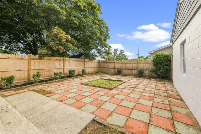 60 Sable Ave, Dartmouth, MA 02747