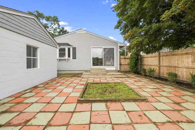 60 Sable Ave, Dartmouth, MA 02747