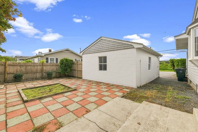 60 Sable Ave, Dartmouth, MA 02747