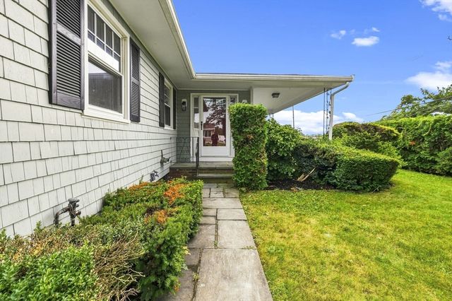 60 Sable Ave, Dartmouth, MA 02747