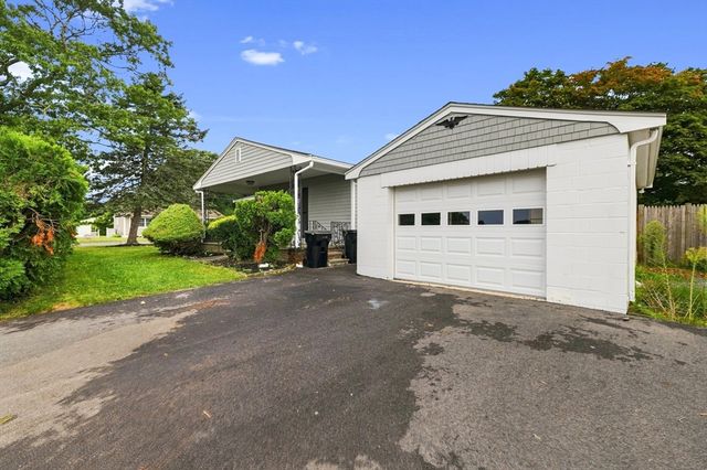 60 Sable Ave, Dartmouth, MA 02747