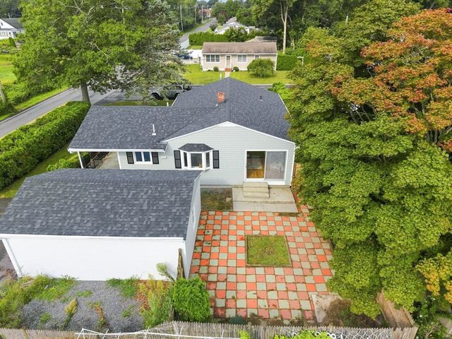 60 Sable Ave, Dartmouth, MA 02747