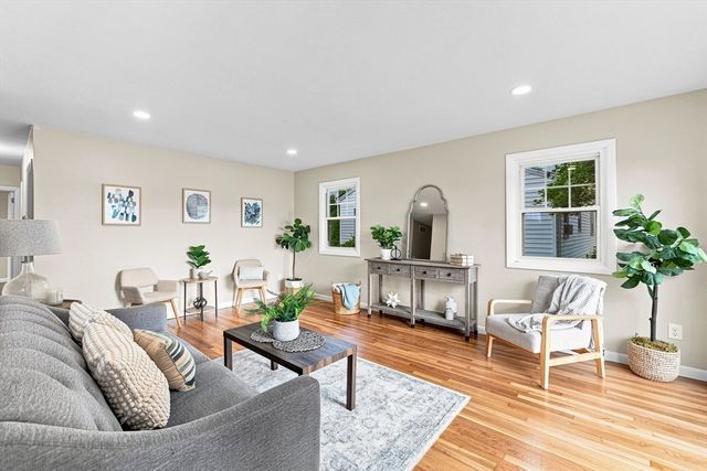 60 Sable Ave, Dartmouth, MA 02747