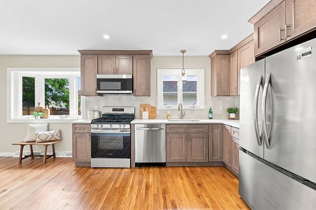 60 Sable Ave, Dartmouth, MA 02747