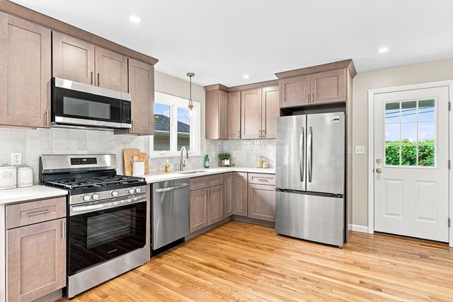 60 Sable Ave, Dartmouth, MA 02747