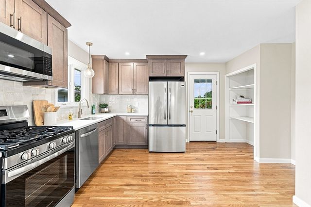 60 Sable Ave, Dartmouth, MA 02747