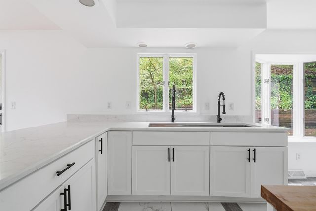 456 Roxbury Road, Valparaiso, IN 46385