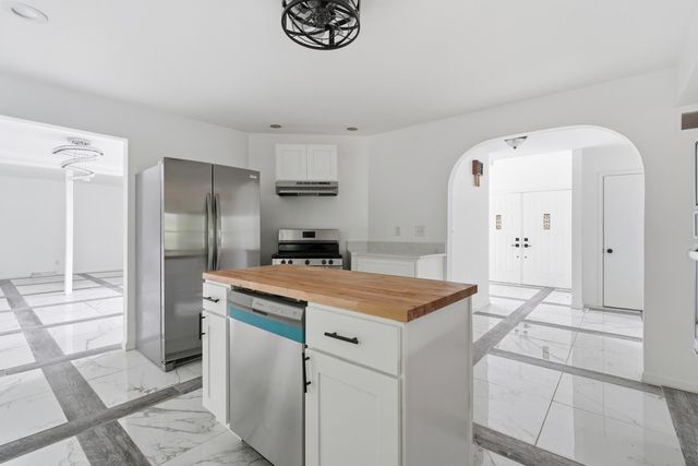 456 Roxbury Road, Valparaiso, IN 46385