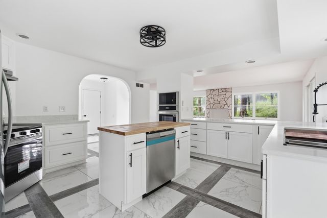 456 Roxbury Road, Valparaiso, IN 46385