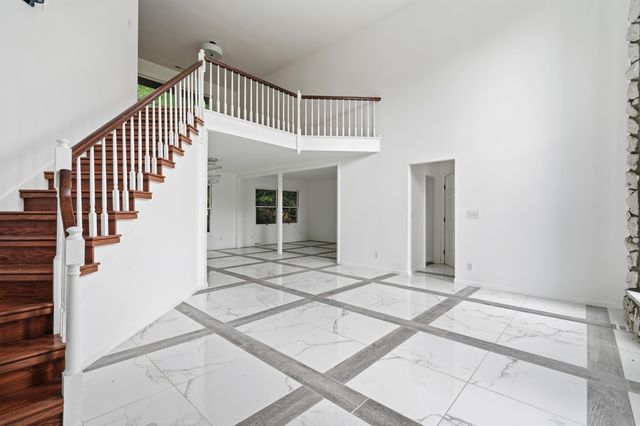 456 Roxbury Road, Valparaiso, IN 46385