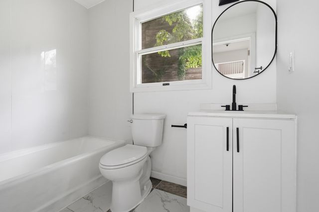 456 Roxbury Road, Valparaiso, IN 46385