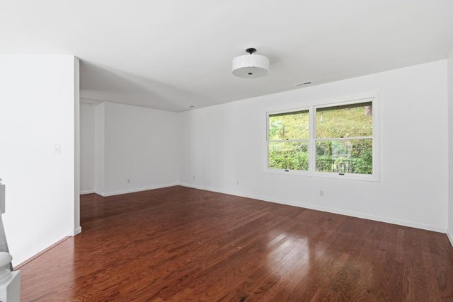 456 Roxbury Road, Valparaiso, IN 46385