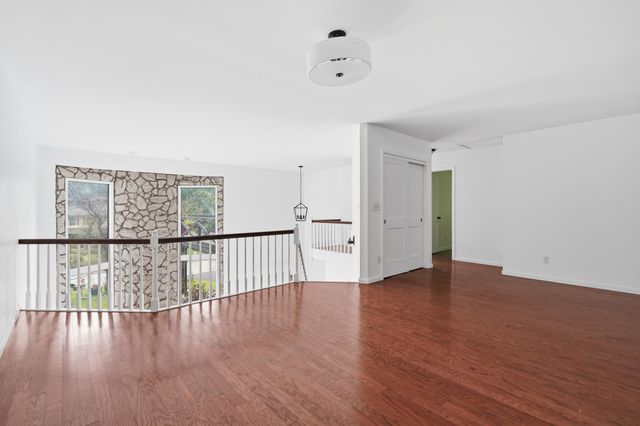 456 Roxbury Road, Valparaiso, IN 46385