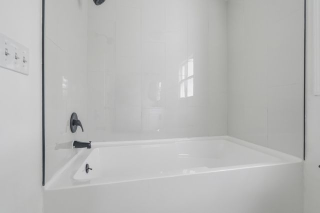 456 Roxbury Road, Valparaiso, IN 46385