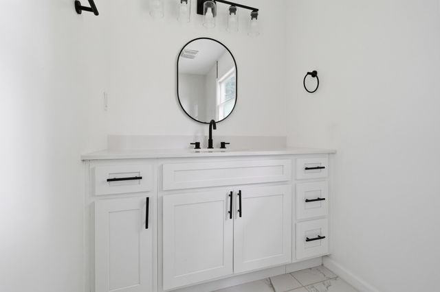 456 Roxbury Road, Valparaiso, IN 46385