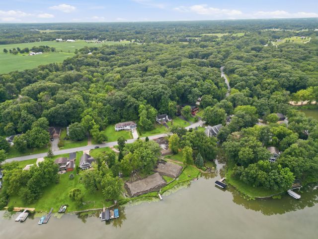 456 Roxbury Road, Valparaiso, IN 46385