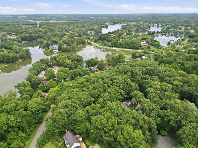 456 Roxbury Road, Valparaiso, IN 46385