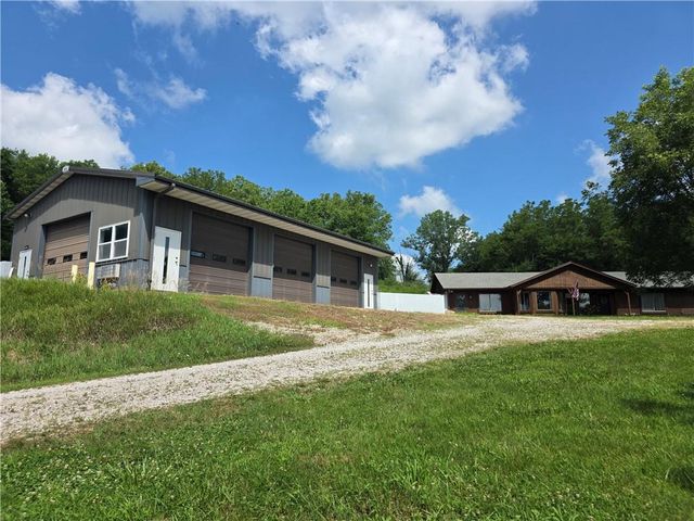 9170 E Highway, Camden Point, MO 64018