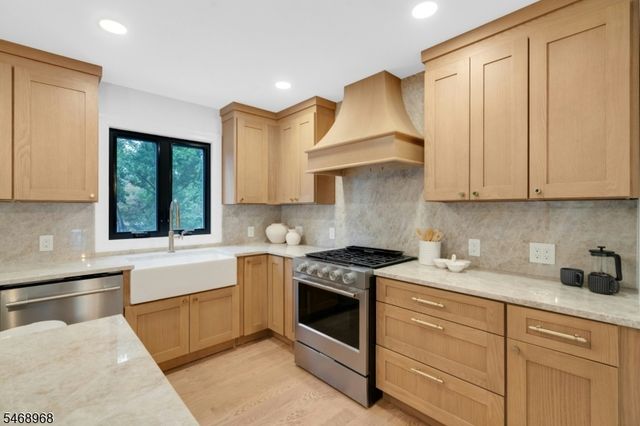 19 Midland Ave, Hillsdale Boro, NJ 07642