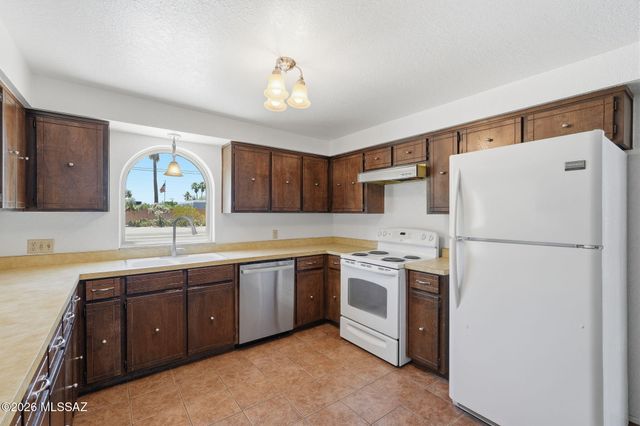 2501 E Greenlee Place, Tucson, AZ 85716