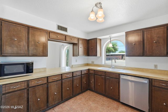 2501 E Greenlee Place, Tucson, AZ 85716