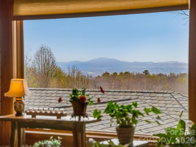 1000 McFarlane Way, Hendersonville, NC 28739