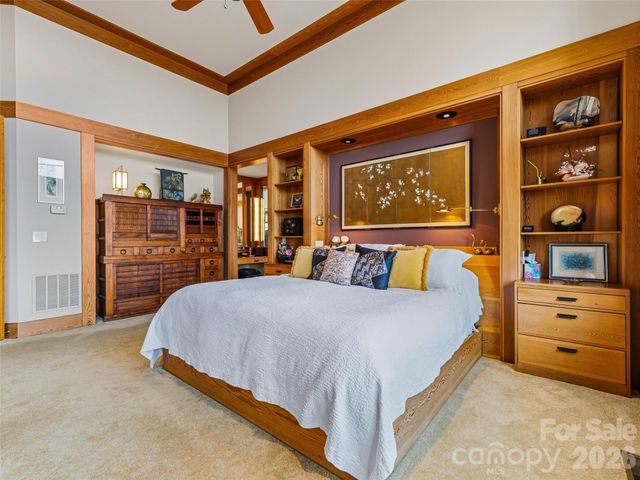 1000 McFarlane Way, Hendersonville, NC 28739