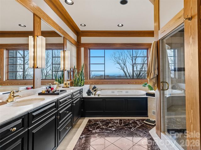 1000 McFarlane Way, Hendersonville, NC 28739