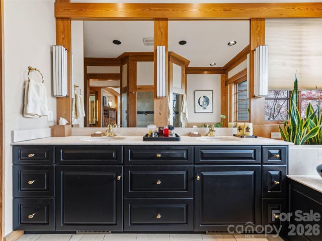 1000 McFarlane Way, Hendersonville, NC 28739