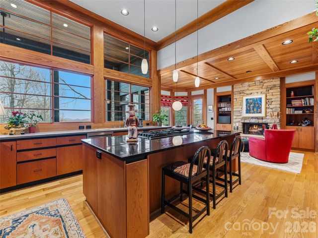 1000 McFarlane Way, Hendersonville, NC 28739