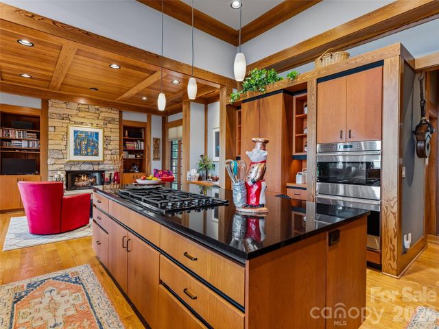 1000 McFarlane Way, Hendersonville, NC 28739