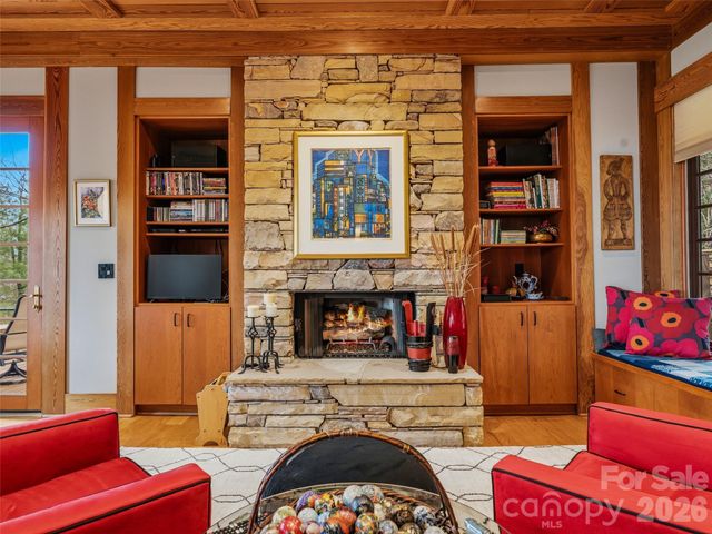 1000 McFarlane Way, Hendersonville, NC 28739