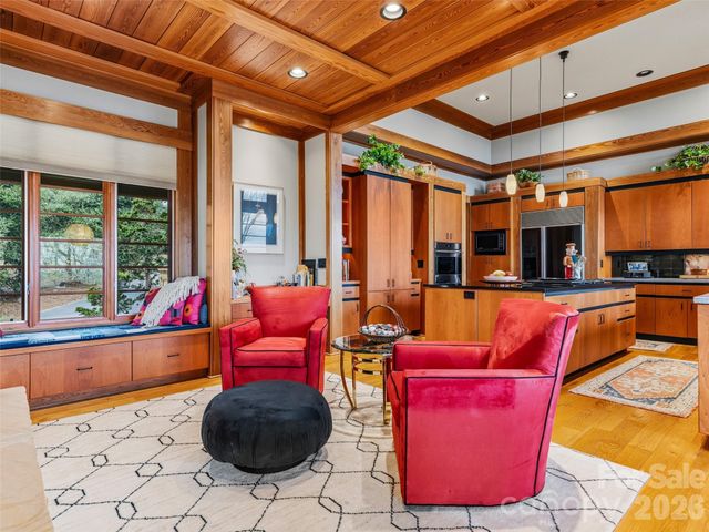 1000 McFarlane Way, Hendersonville, NC 28739