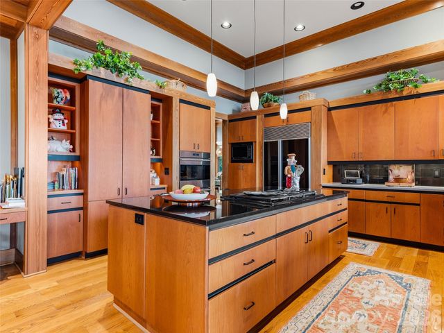 1000 McFarlane Way, Hendersonville, NC 28739
