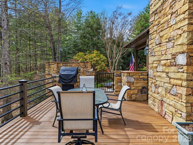 1000 McFarlane Way, Hendersonville, NC 28739