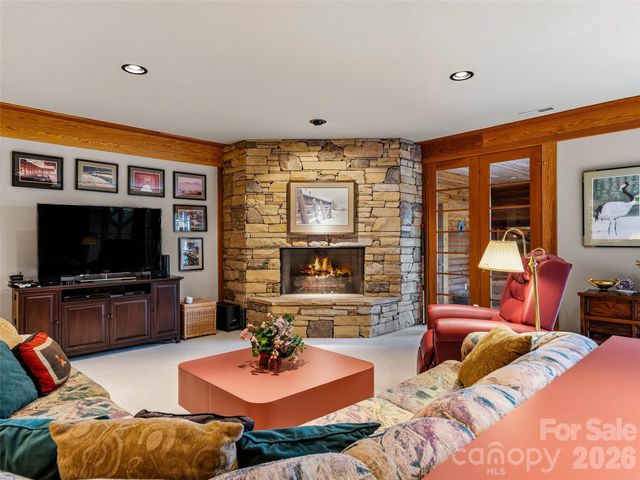 1000 McFarlane Way, Hendersonville, NC 28739