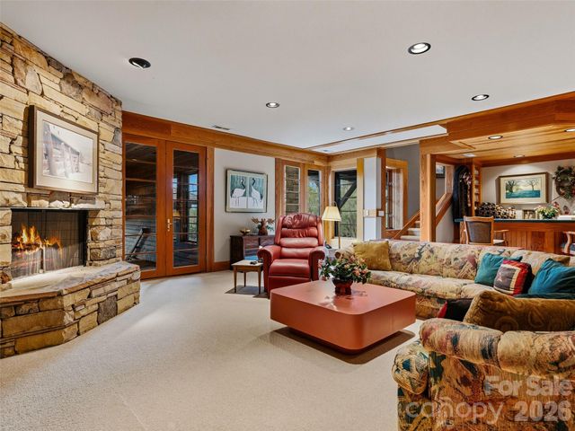 1000 McFarlane Way, Hendersonville, NC 28739