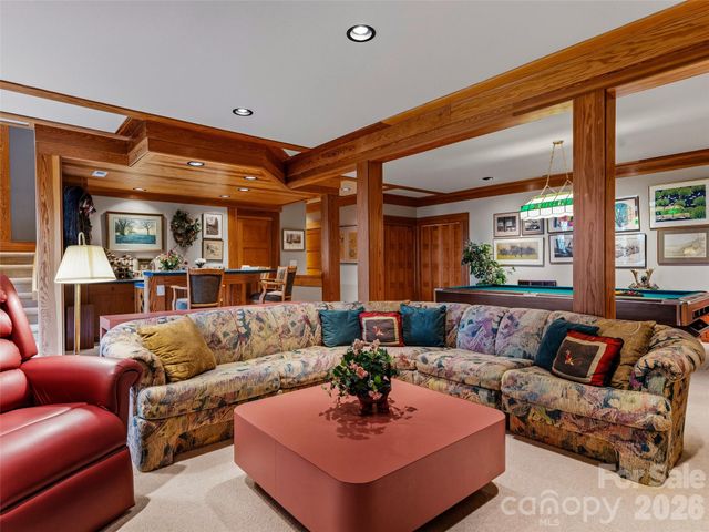 1000 McFarlane Way, Hendersonville, NC 28739
