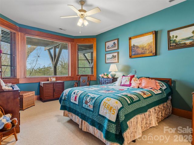 1000 McFarlane Way, Hendersonville, NC 28739