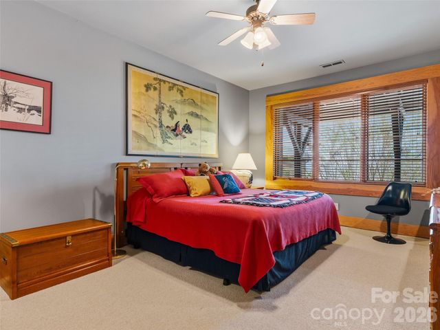 1000 McFarlane Way, Hendersonville, NC 28739