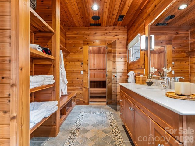 1000 McFarlane Way, Hendersonville, NC 28739