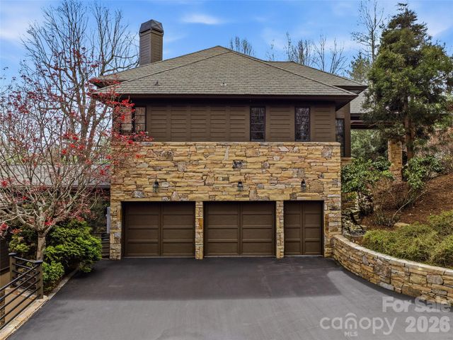 1000 McFarlane Way, Hendersonville, NC 28739