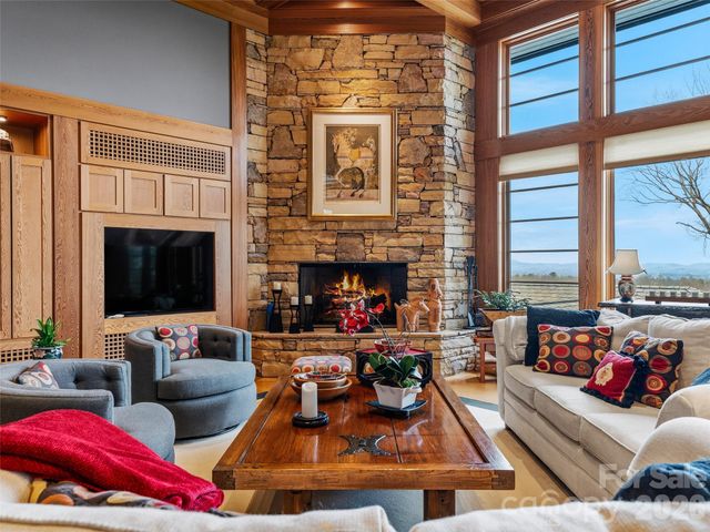 1000 McFarlane Way, Hendersonville, NC 28739