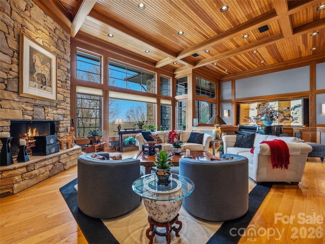 1000 McFarlane Way, Hendersonville, NC 28739