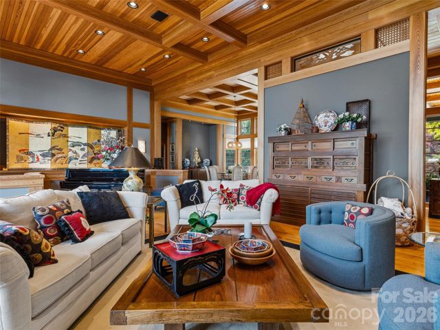 1000 McFarlane Way, Hendersonville, NC 28739