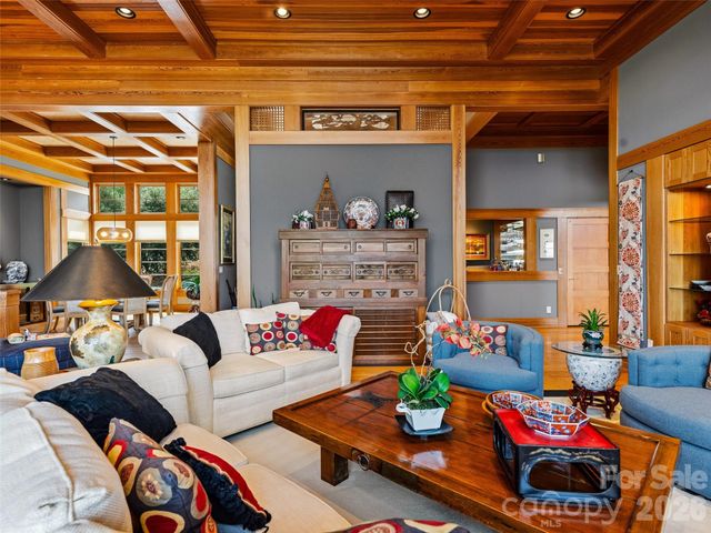 1000 McFarlane Way, Hendersonville, NC 28739